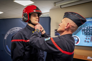 Ajustement du casque de pompier