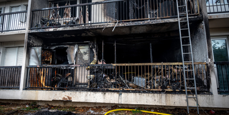 Facade d'immeuble ravagée par un incendie