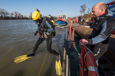 Plongeur de l'unité nautique plongeant dans un fleuve