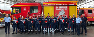 Jeunes sapeurs-pompiers des Yvelines devant un camion