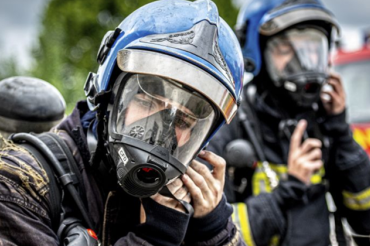 Jeunes sapeurs-pompiers retirant leur équipement