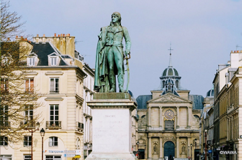 Staue du général Hoche et église notre Dame de Versailles en arrière plan