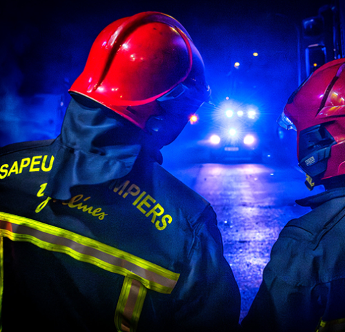 Pompier éteignant un feu