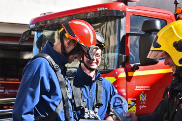 Des futures recrues en immersion dans un centre de secours se préparent à essayer le lot de sauvetage