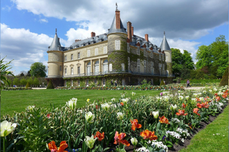Vue du Chateau de Rambouillet et son parc fleuri