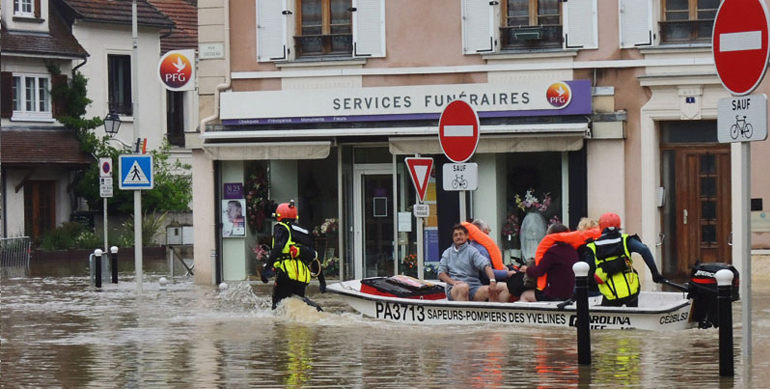 Sapeurs-pompiers des Yvelines en intervention lors d'une inondation