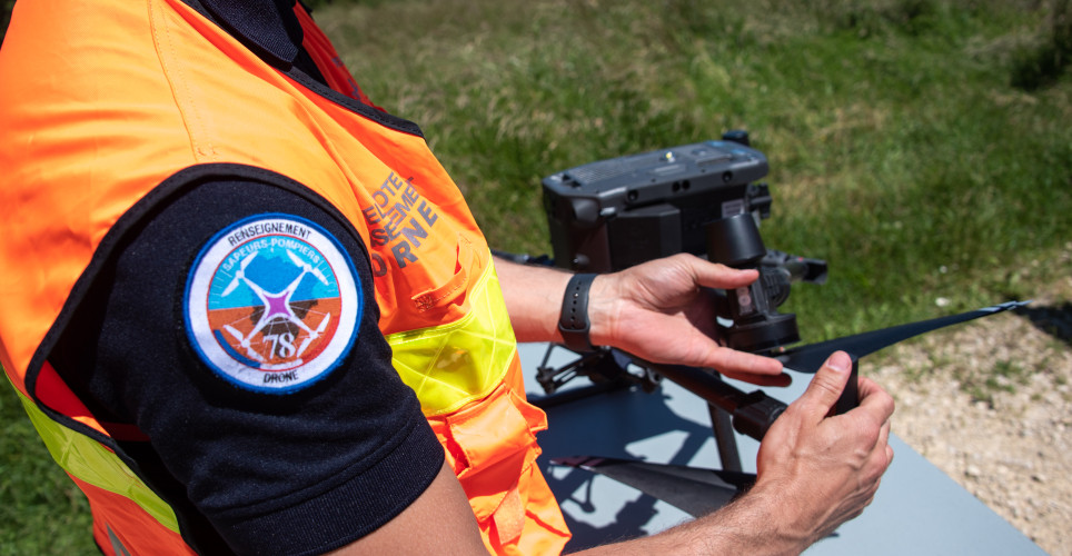 Sapeur-pompier utilisant un drone en mission