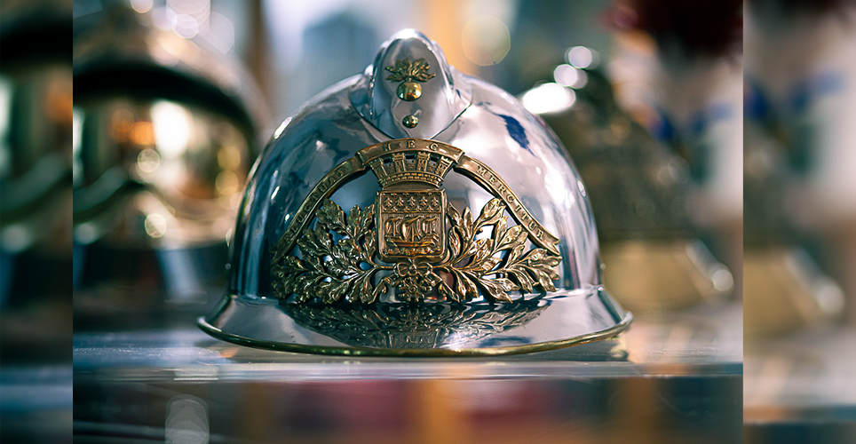 le casque tradition des sapeurs-pompiers modèle 1933, photo réalisée par Alice Bréchignac