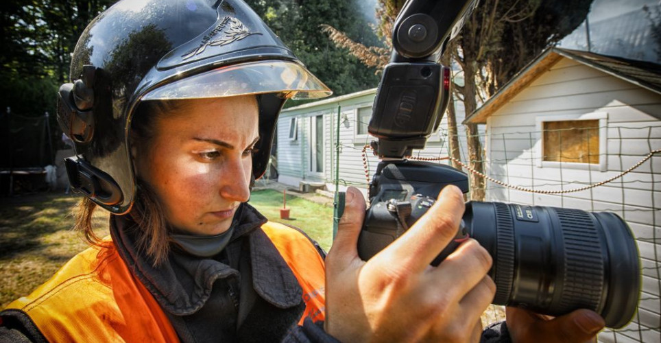 Jeune femme de la Garde départementale communication avec un appareil photo