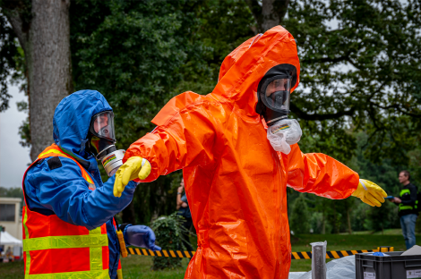 Décontamination d'un pompiers en combinaison de protection chimique