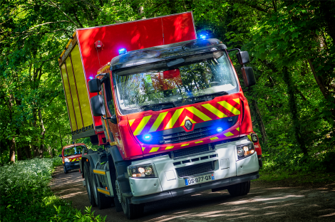 Camion de pompiers sur une route boisée