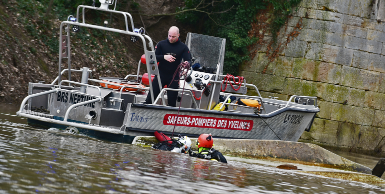 Sapeurs-pompiers de l'unité nautique en intervention en rivière